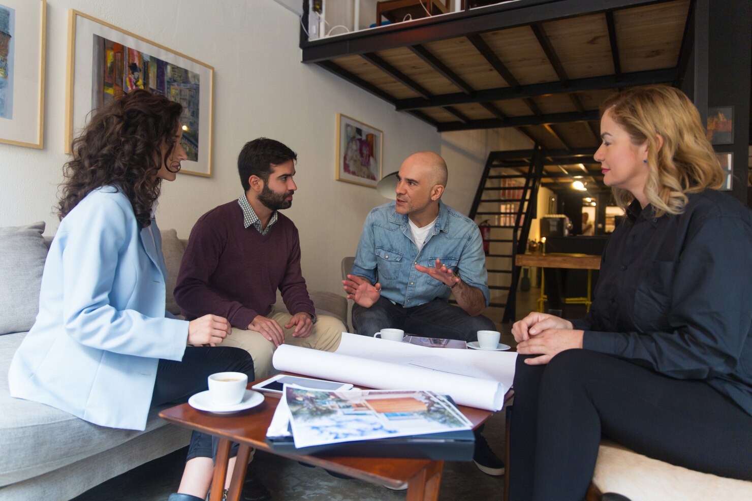 disenador interiores presentando proyecto renovacion 74855 2952
